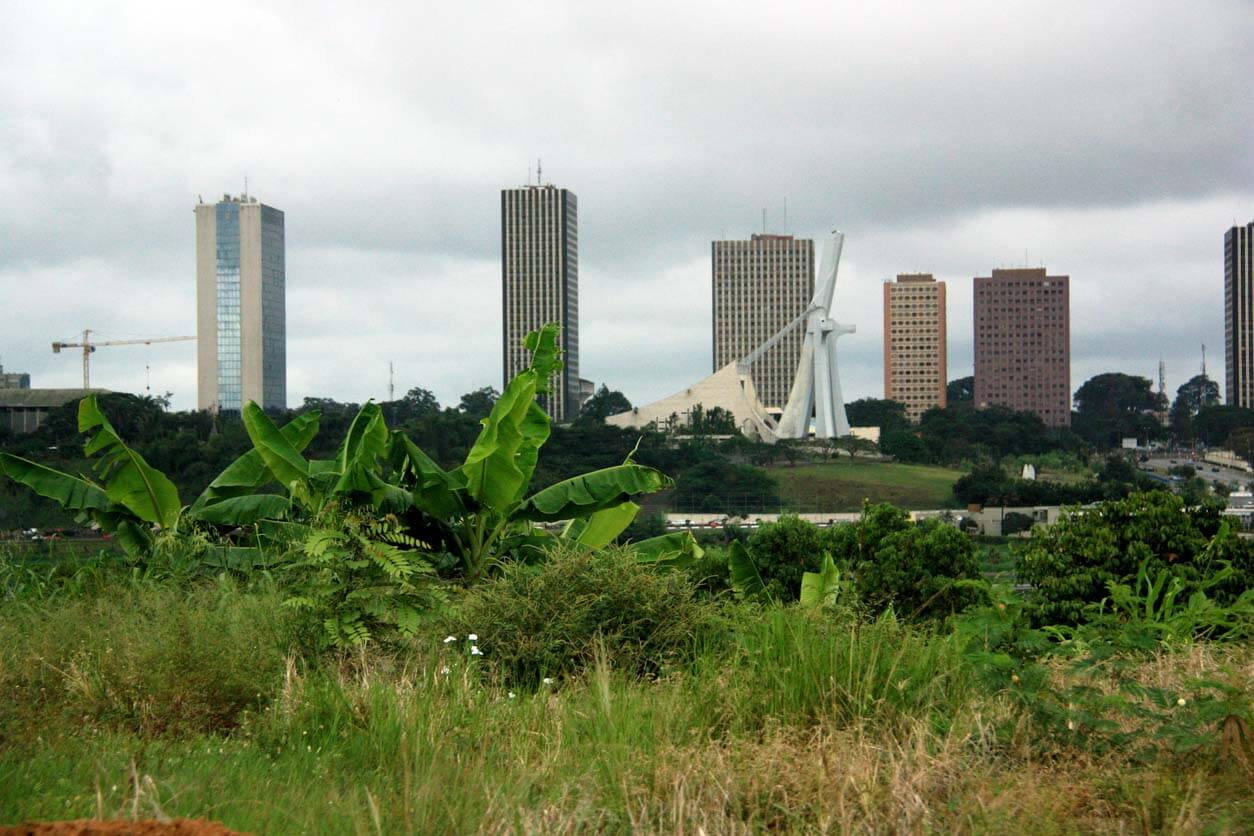 Abidjan : Centre ville d’Abidjan et la cathédrale Saint-Paul Abidjan : Centre ville d’Abidjan et la cathédrale Saint-Paul