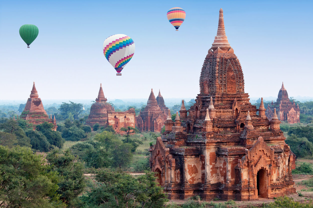 Myanmar (Burma): Mongolfières au-dessus de Bagan