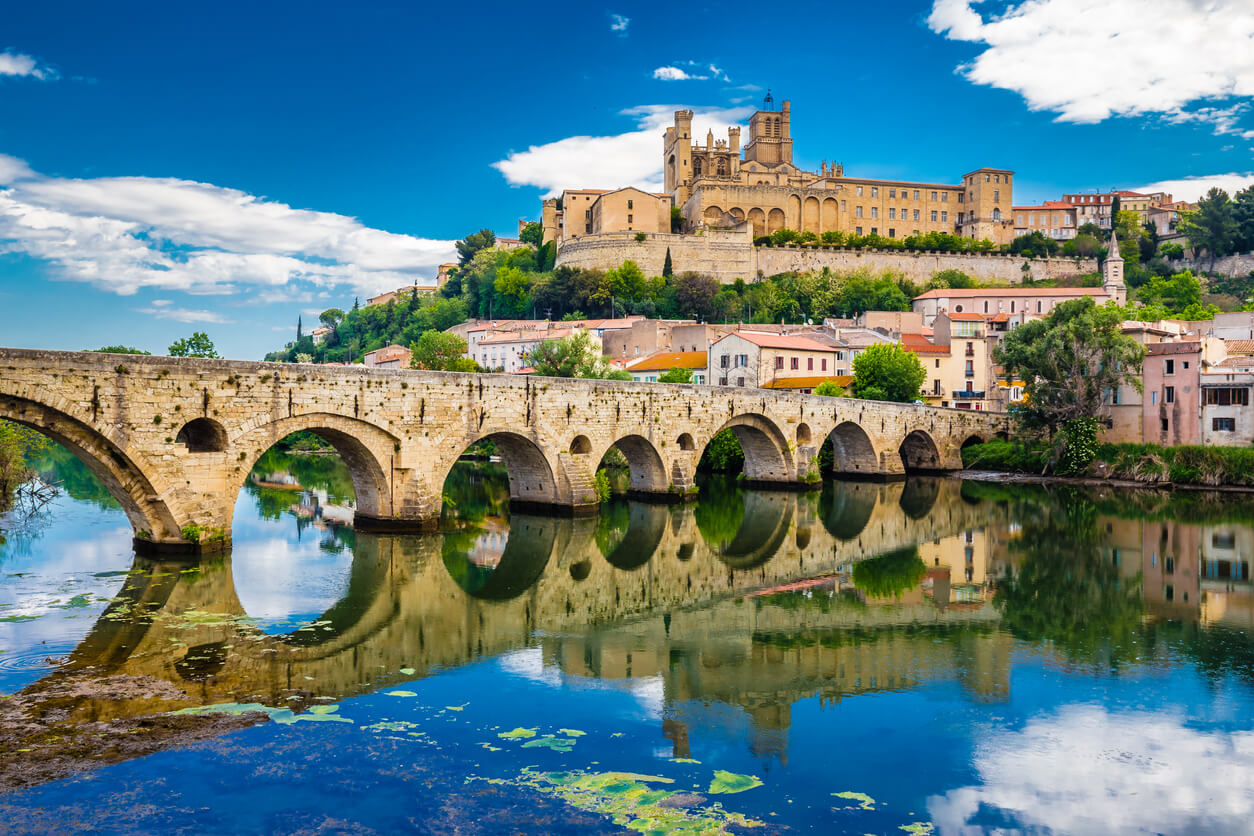 Languedoc-Roussillon Mittelmeer: Vieux pont et cathédrale à Béziers Languedoc-Roussillon Mittelmeer: Vieux pont et cathédrale à Béziers