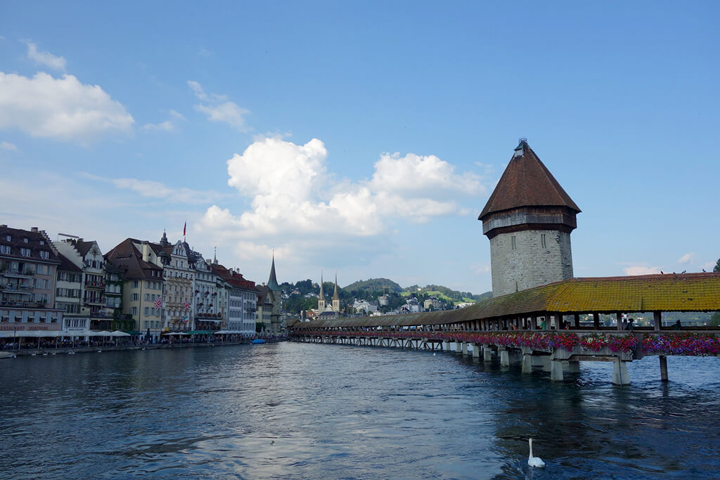 Luzern Unwetter Schweiz Gestern - Schweiz - Mutter und Kind sterben bei Unwetter im Kanton ... : Heute samstag recht sonnig mit zeitweise ausgedehnten hohen wolkenfeldern und vor allem über den bergen ein paar quellwolken, vor allem in der nacht auf sonntag einzelne schauer nicht ausgeschlossen.