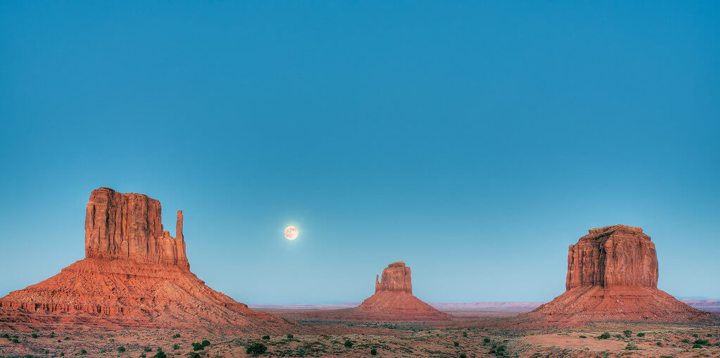Monument Valley :  Monument Valley :