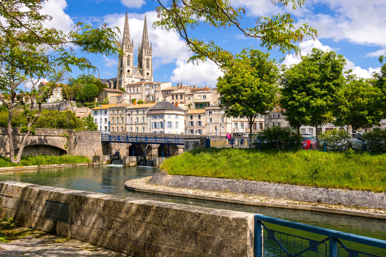 Niort : Vue de Niort depuis le quai de Sèvre Niortaise