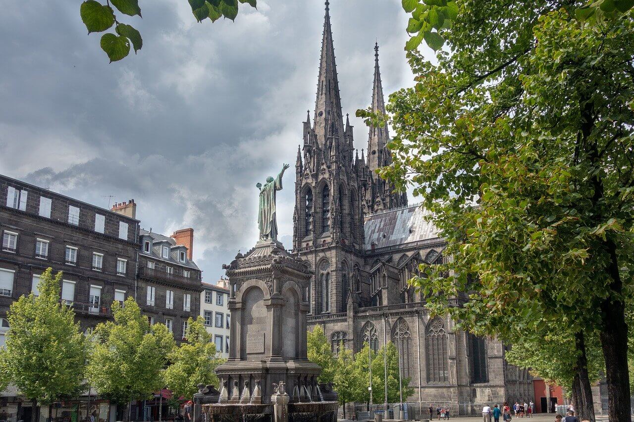 Beste Reisezeit für ClermontFerrand Klima und Wetter. 5 Monate Zu