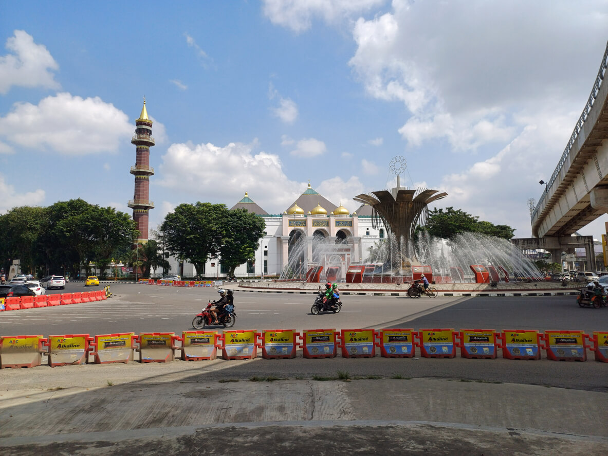 Palembang : Place de la fontaine de Palembang avec la grande mosquée Palembang : Place de la fontaine de Palembang avec la grande mosquée