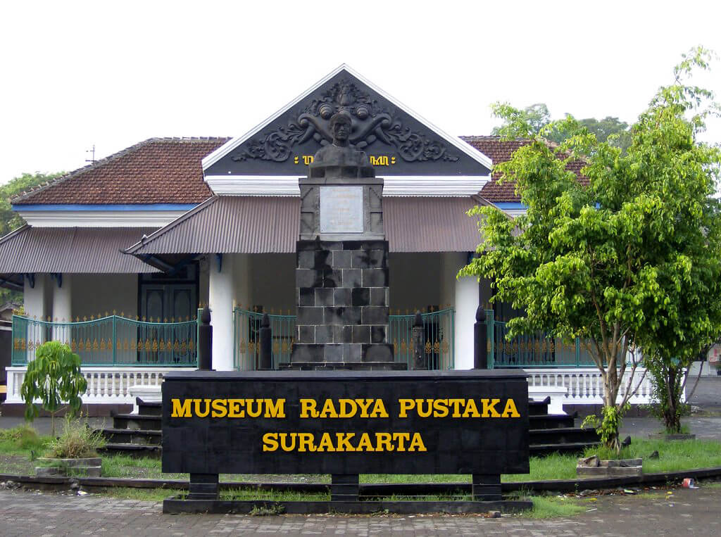 Surakarta :  Surakarta :